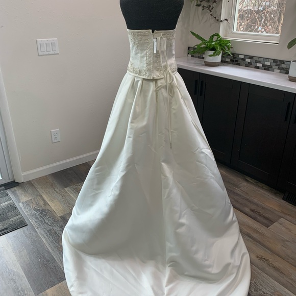 *SOLD* 2 Piece Ivory Wedding Gown sz8 - Picture 5 of 14